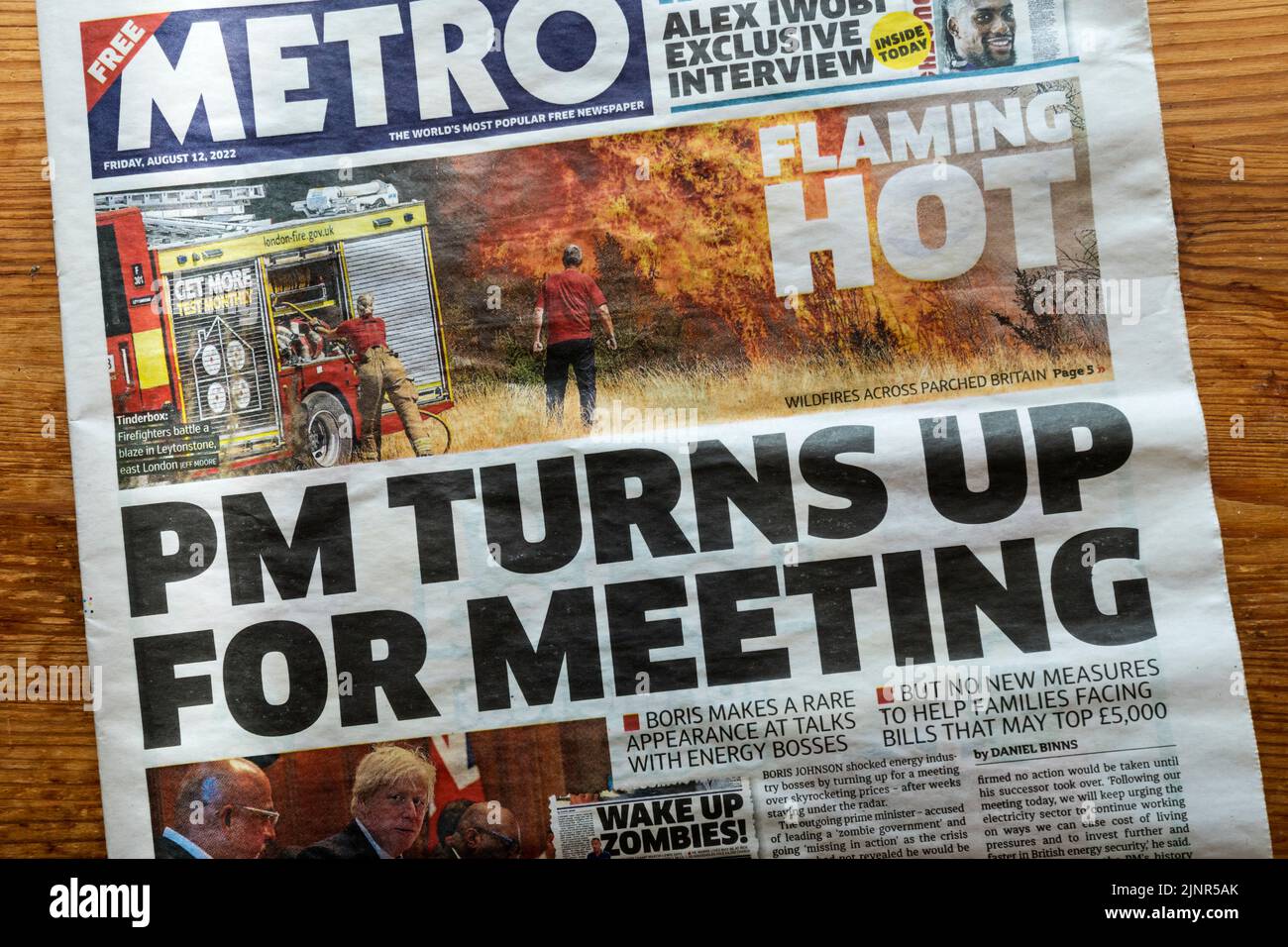 12 agosto 2022 il titolo della prima pagina del giornale Metro legge PM turns up for meeting. Si riferisce alla mancanza di azione percepita da parte di Boris Johnson in seguito al suo accordo di dimettersi come primo Ministro. Foto Stock