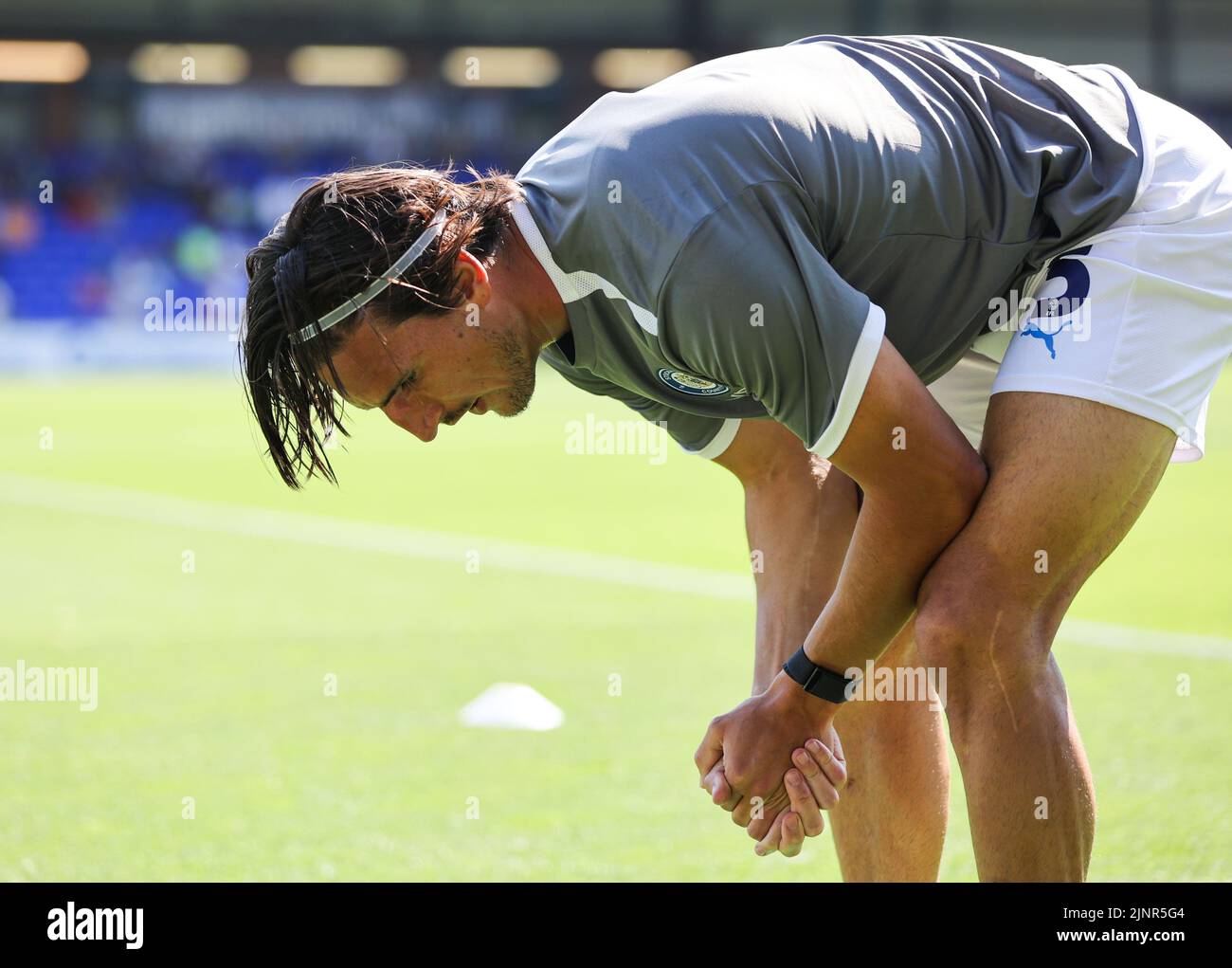 Stockport, Regno Unito. 13th ago, 2022. Ollie Crankshaw per Stockport County sente il caldo durante la partita della EFL Sky Bet League 2 tra Stockport County e Colchester United a Edgeley Park, Stockport, Inghilterra, il 13 agosto 2022. Foto di ben Wright. Solo per uso editoriale, licenza richiesta per uso commerciale. Non è utilizzabile nelle scommesse, nei giochi o nelle pubblicazioni di un singolo club/campionato/giocatore. Credit: UK Sports Pics Ltd/Alamy Live News Foto Stock