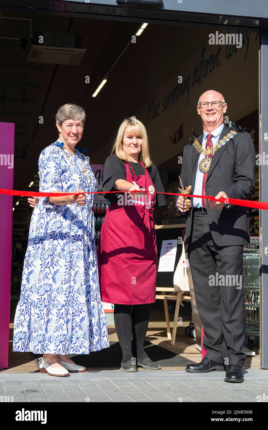 Apertura ufficiale di un nuovo negozio Hobbycraft a Southend on Sea, Essex, Regno Unito. Il sindaco del consigliere del Southend Kevin Robinson alla cerimonia di taglio del nastro Foto Stock