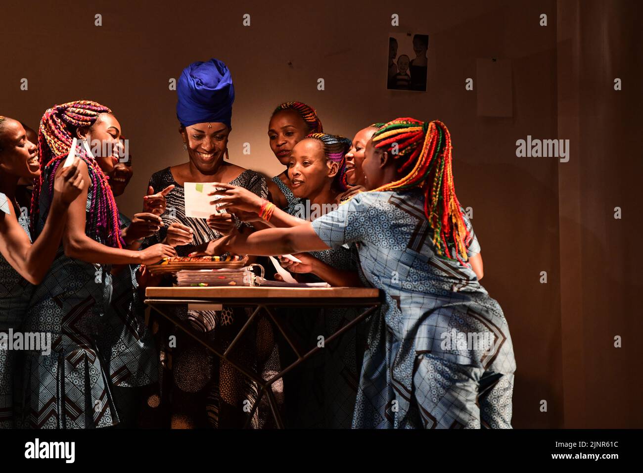 Edimburgo, Regno Unito. 13th ago, 2022. Le batteriste di Ingoma Nshya del Ruanda e Odile Gakire 'Kiki' Katese suonano nel 'Libro della vita' al Churchhill Theatre come parte del Festival di Edimburgo. Alamy Live News/Tom Duffin. Credit: Tom Duffin/Alamy Live News Foto Stock