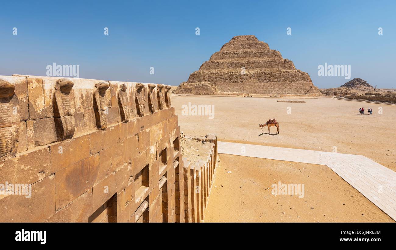 Saqqara, Egitto; 13 agosto 2022 - la piramide a gradini di Djoser, Saqqara, Egitto Foto Stock