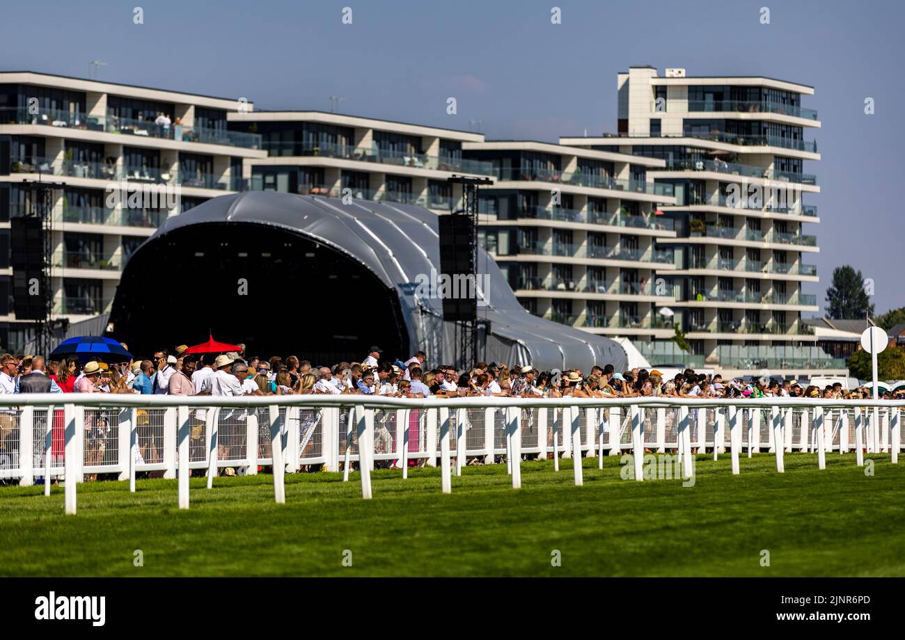 Spettatori che guardano le BetVictor Hungerford Stakes durante il BetVictor Hungerford Day all'ippodromo di Newbury. Data immagine: Sabato 13 agosto 2022. Foto Stock