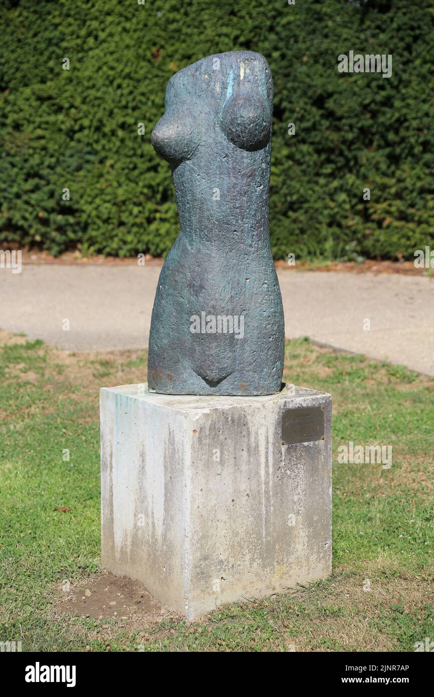 Torse de danseuse. 1999. Achiam. Statua in bronzo. Grand Prix des Beaux Arts de la Ville de Paris. Parco. Château de Thierry. 1776. Architettura : Marc-A. Foto Stock