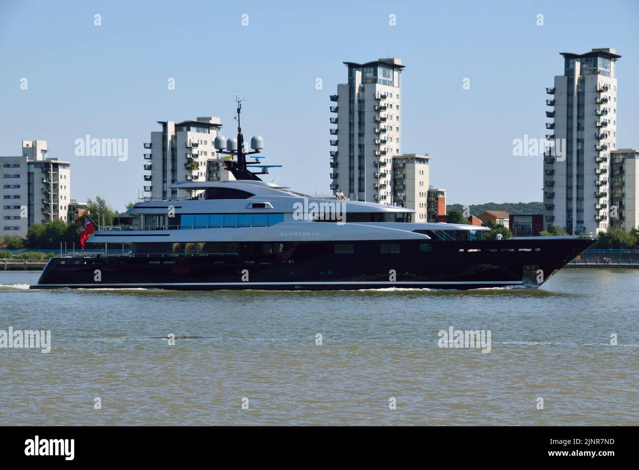 Lo Yacht di lusso SLIPSTREAM costruito da CMN è visto dirigersi verso il Tamigi, sul suo modo di trascorrere alcuni giorni a Londra Foto Stock