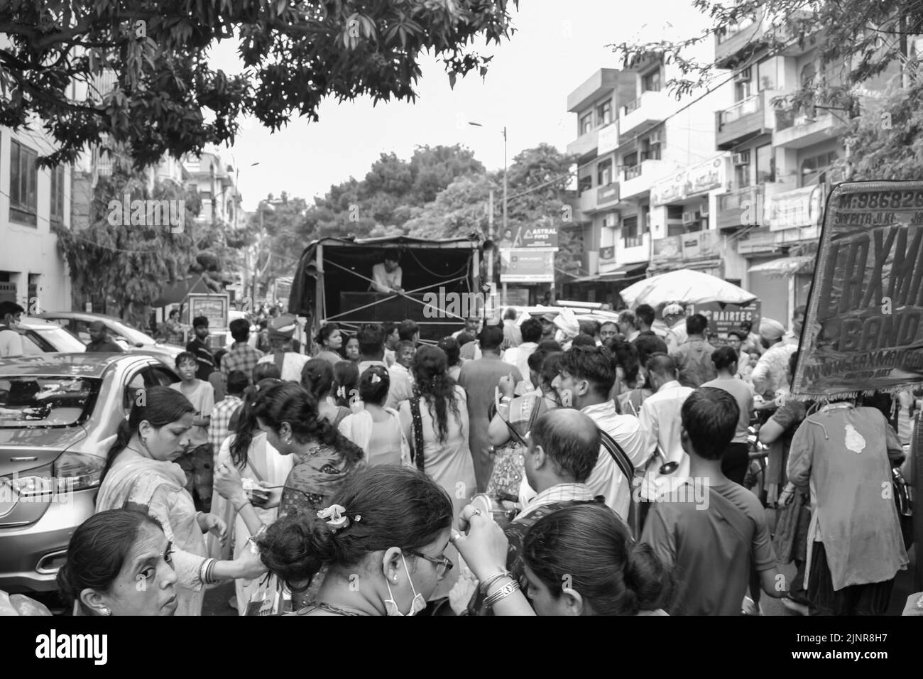 New Delhi, India 01 2022 luglio - un enorme raduno di devoti provenienti da diverse parti di Delhi in occasione di ratha yatra o rathyatra. Rath per Signore Foto Stock