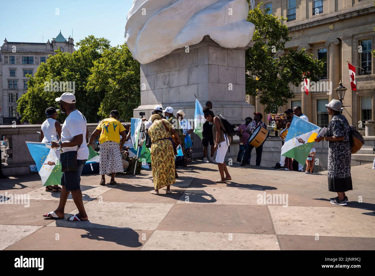 13 agosto 2022, Trafalgar Square Londra UK. Gli abitanti della nazione Yoruba, che vivono in alcune parti della Nigeria protestando con la musica contro le condizioni in Nigeria: Nessuna democrazia, nessuna giustizia, il governo di Buhari è morto, e che Buhari è un terrorista. Foto Stock