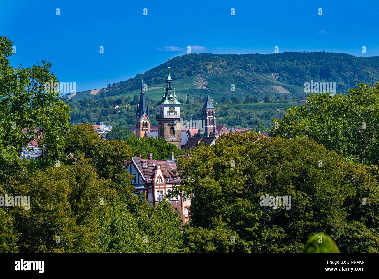 Vista sulle torri della chiesa di Bad Cannstatt, Chiesa evangelica, Chiesa di Martin Luther e Chiesa di nostra Signora. Baden Wuerttemberg, Germania, Europa Foto Stock