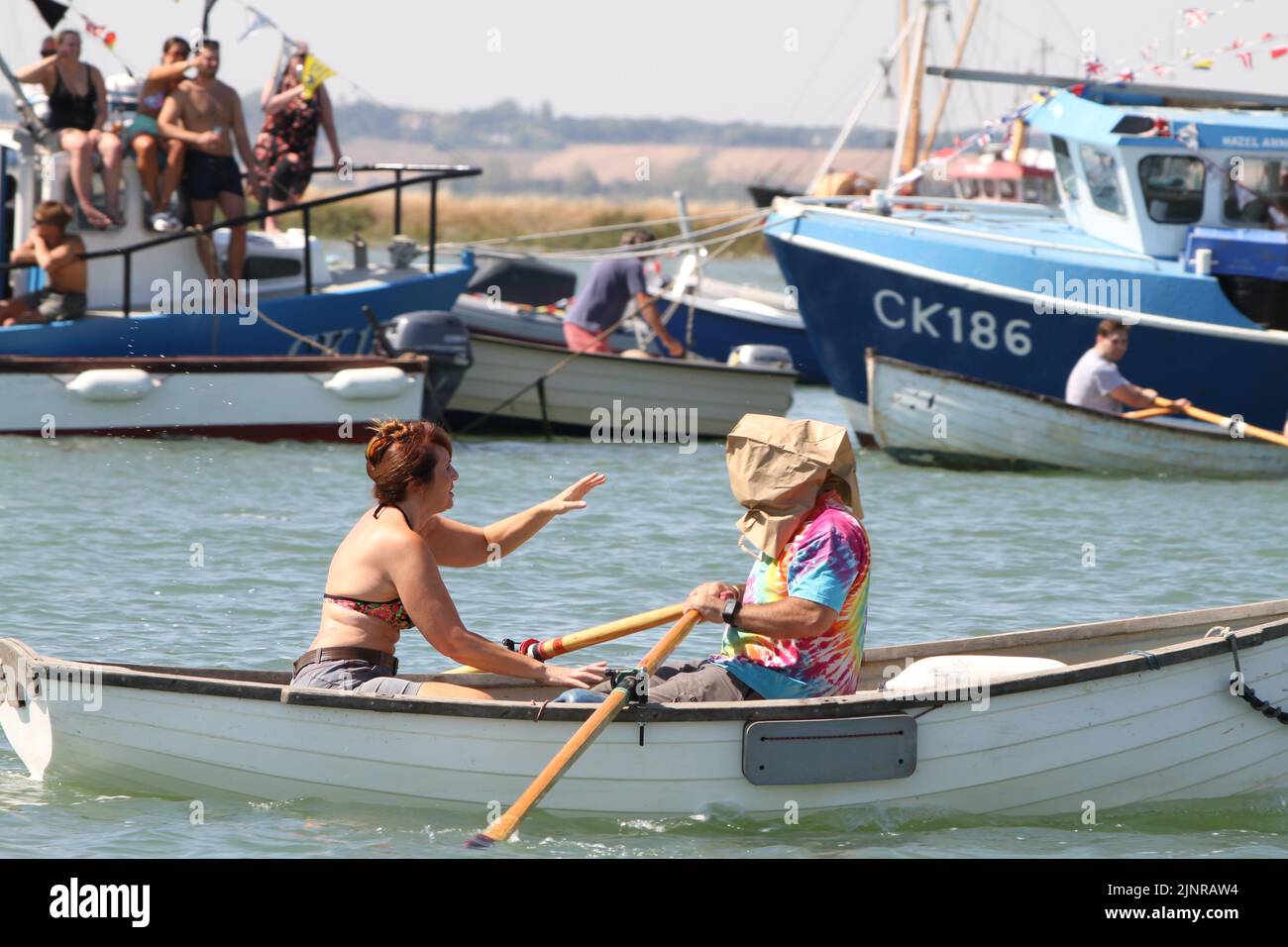 Mersea occidentale, Regno Unito. 13th ago 2022. La West Mersea Regatta si svolge sull'isola di Mersea. La regata è stata gestita quasi continuamente dal 1838 ed è organizzata da volontari. La corsa cieca con la signora coxswains. Credit: Eastern views/Alamy Live News Foto Stock