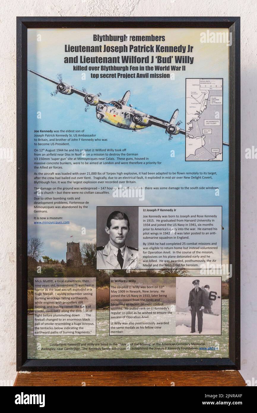 Un poster ricordo per Joe Kennedy Jr, fratello del presidente degli Stati Uniti John F. Kennedy nella chiesa della Santissima Trinità, Blythburgh, Suffolk, Inghilterra Foto Stock