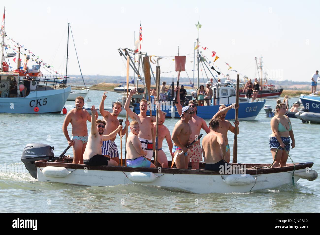 Mersea occidentale, Regno Unito. 13th ago 2022. La West Mersea Regatta si svolge sull'isola di Mersea. La regata è stata gestita quasi continuamente dal 1838 ed è organizzata da volontari. Concorrenti per la gara di imbarcazioni d'assalto. Credit: Eastern views/Alamy Live News Foto Stock