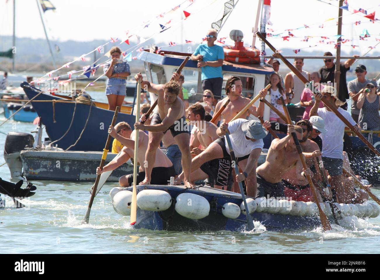 Mersea occidentale, Regno Unito. 13th ago 2022. La West Mersea Regatta si svolge sull'isola di Mersea. La regata è stata gestita quasi continuamente dal 1838 ed è organizzata da volontari. La corsa del mestiere d'assalto (Dory). Credit: Eastern views/Alamy Live News Foto Stock