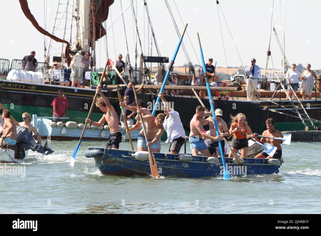Mersea occidentale, Regno Unito. 13th ago 2022. La West Mersea Regatta si svolge sull'isola di Mersea. La regata è stata gestita quasi continuamente dal 1838 ed è organizzata da volontari. La corsa del mestiere d'assalto (Dory). Credit: Eastern views/Alamy Live News Foto Stock