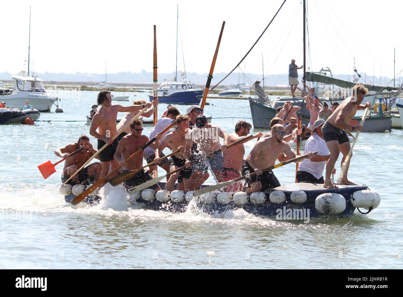 Mersea occidentale, Regno Unito. 13th ago 2022. La West Mersea Regatta si svolge sull'isola di Mersea. La regata è stata gestita quasi continuamente dal 1838 ed è organizzata da volontari. La corsa del mestiere d'assalto (Dory). Credit: Eastern views/Alamy Live News Foto Stock