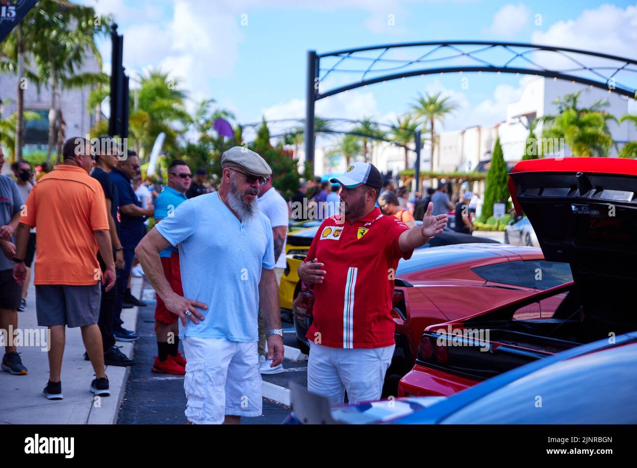 Pembroke Pines, Florida, Stati Uniti. 13th agosto 2022. Supercar Saturday Florida si svolge il secondo sabato di ogni mese presso il centro commerciale Pembroke Pines. Lamborghini, Bugatti, Ferrari, Corvette, Tesla, Petronas-AMG, Aston Martin, BMW, Jaguar, Porsche, Lotus, McLaren, Bentley, Pagani, Audi, Maserati, i proprietari e gli appassionati di Rolls Royce rappresentano i migliori marchi di auto di lusso. Credit: Yaroslav Sabitov/YES Market Media/Alamy Live News Foto Stock