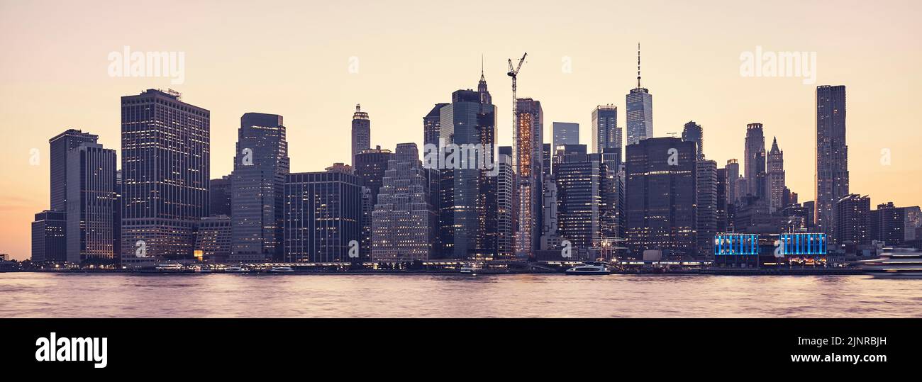 Panorama di Manhattan al tramonto, tonalità cromatiche applicate, New York City, USA Foto Stock