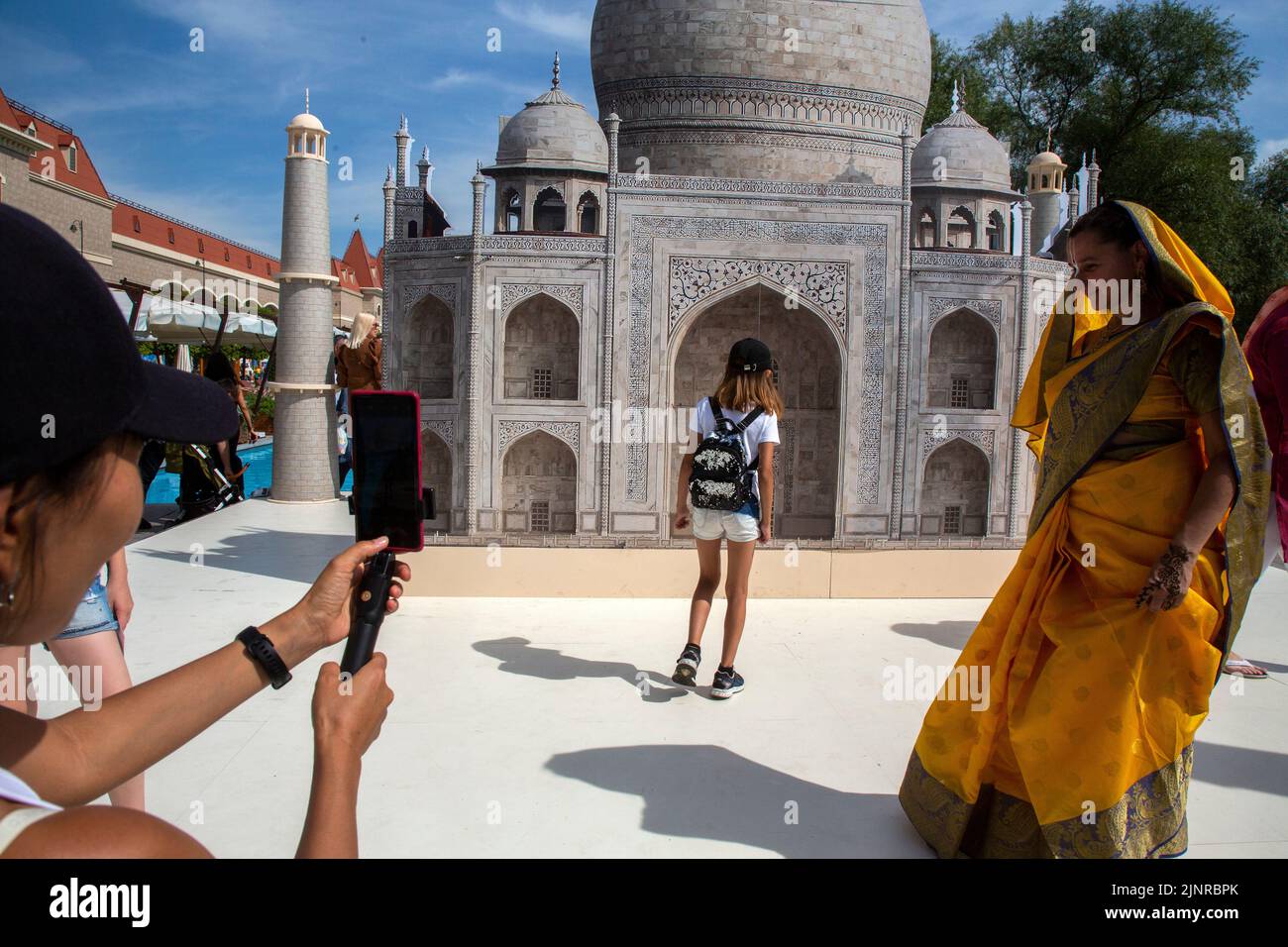 Mosca, Russia. 13th agosto 2022. I visitatori vengono fotografati sullo sfondo di un banner con l'immagine del Taj Mahal durante il festival India Day che si svolge nel Dream Island Park di Mosca, Russia Foto Stock