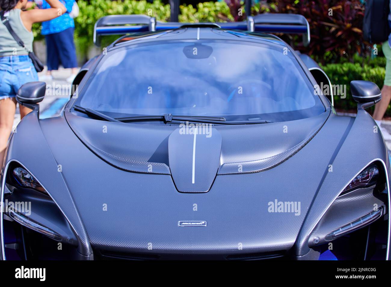 Pembroke Pines, Florida, Stati Uniti. 13th agosto 2022. Supercar Saturday Florida si svolge il secondo sabato di ogni mese presso il centro commerciale Pembroke Pines. Lamborghini, Bugatti, Ferrari, Corvette, Tesla, Petronas-AMG, Aston Martin, BMW, Jaguar, Porsche, Lotus, McLaren, Bentley, Pagani, Audi, Maserati, i proprietari e gli appassionati di Rolls Royce rappresentano i migliori marchi di auto di lusso. Credit: Yaroslav Sabitov/YES Market Media/Alamy Live News Foto Stock