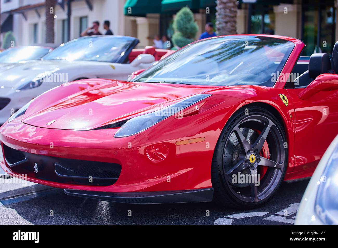 Pembroke Pines, Florida, Stati Uniti. 13th agosto 2022. Supercar Saturday Florida si svolge il secondo sabato di ogni mese presso il centro commerciale Pembroke Pines. Lamborghini, Bugatti, Ferrari, Corvette, Tesla, Petronas-AMG, Aston Martin, BMW, Jaguar, Porsche, Lotus, McLaren, Bentley, Pagani, Audi, Maserati, i proprietari e gli appassionati di Rolls Royce rappresentano i migliori marchi di auto di lusso. Credit: Yaroslav Sabitov/YES Market Media/Alamy Live News Foto Stock