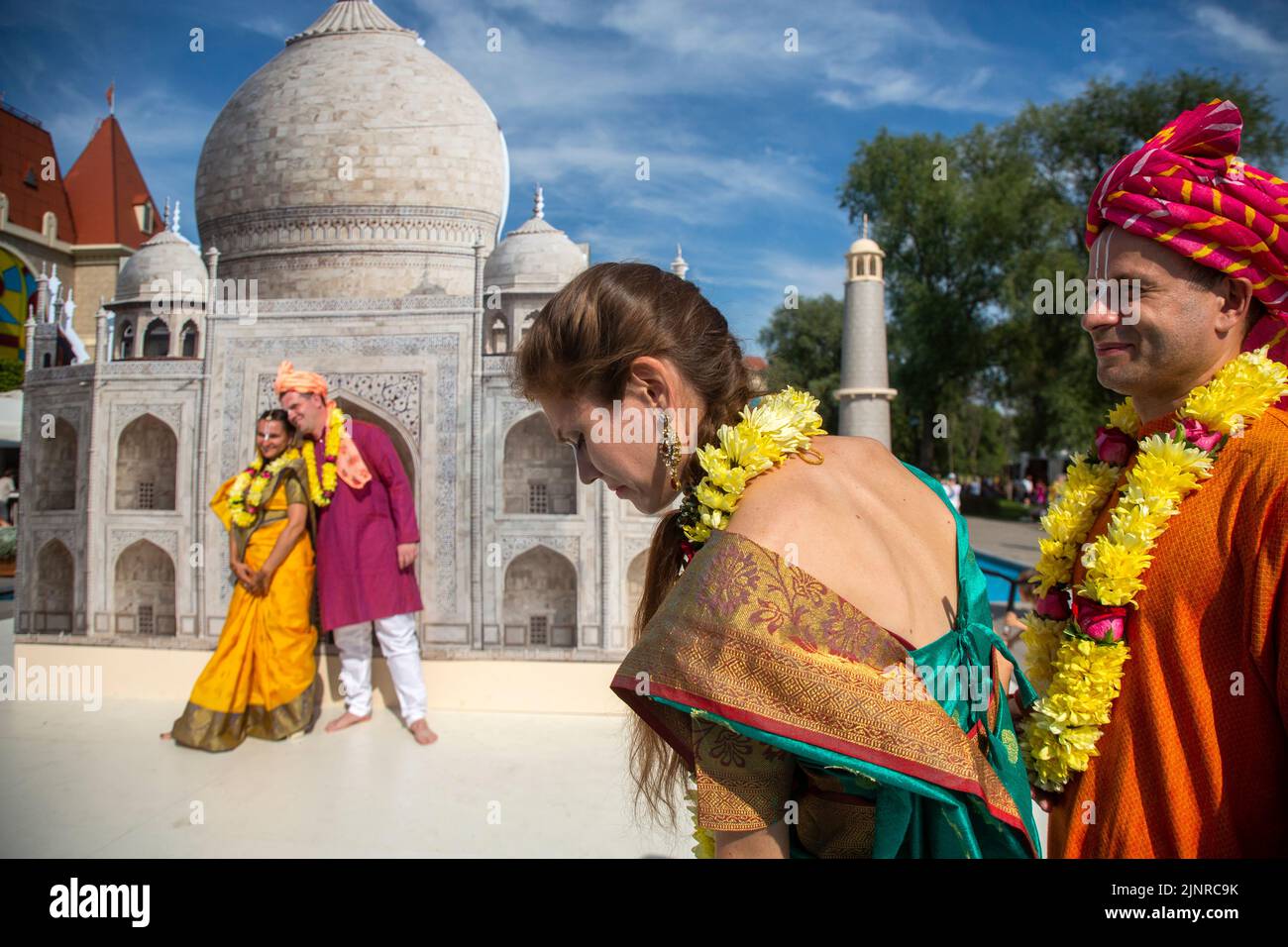 Mosca, Russia. 13th agosto 2022. Le coppie russe che indossano costumi nazionali indiani sono fotografate sullo sfondo di un banner con un'immagine del Taj Mahal durante il festival India Day che si svolge nel Dream Island Park di Mosca, Russia Foto Stock