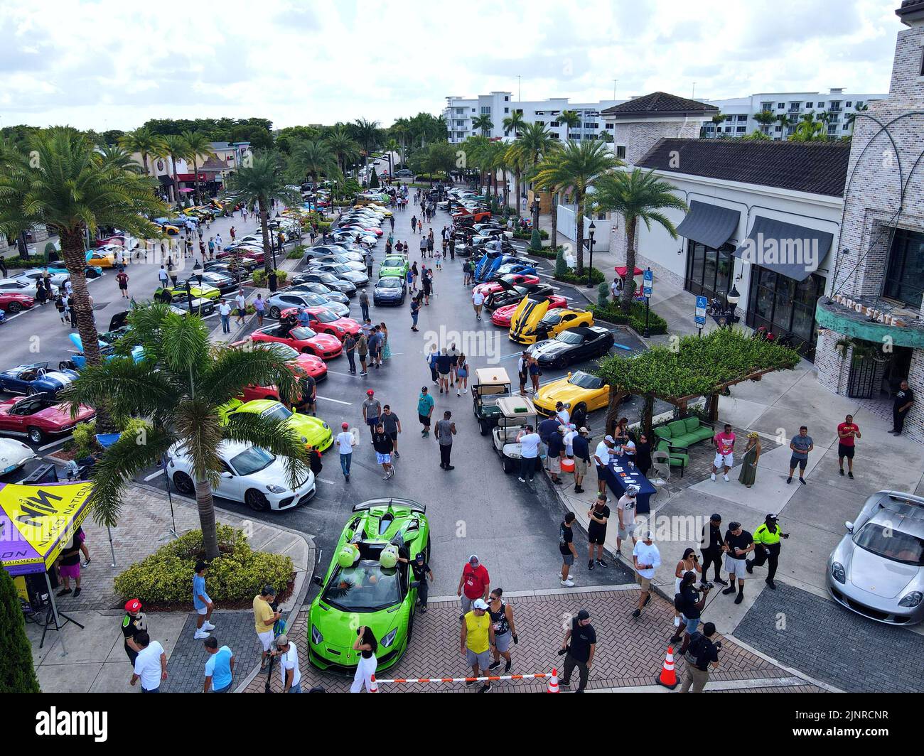 Pembroke Pines, Florida, Stati Uniti. 13th agosto 2022. Supercar Saturday Florida si svolge il secondo sabato di ogni mese presso il centro commerciale Pembroke Pines. Lamborghini, Bugatti, Ferrari, Corvette, Tesla, Petronas-AMG, Aston Martin, BMW, Jaguar, Porsche, Lotus, McLaren, Bentley, Pagani, Audi, Maserati, i proprietari e gli appassionati di Rolls Royce rappresentano i migliori marchi di auto di lusso. Credit: Yaroslav Sabitov/YES Market Media/Alamy Live News Foto Stock