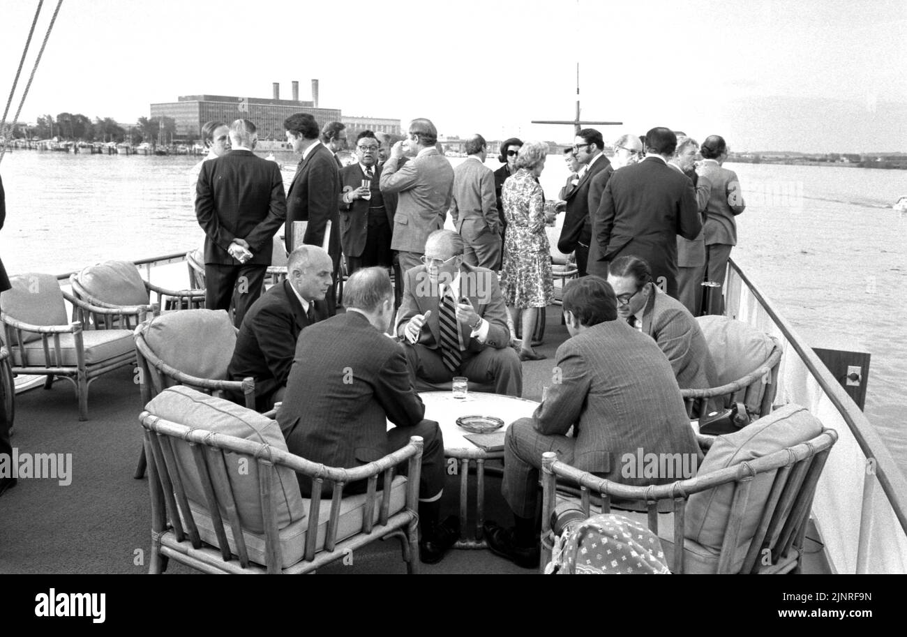 USS Sequoia (AG-23), 1975. Il presidente Gerald R. Ford ospita una cena informale e una riunione di gabinetto a bordo dello yacht. Fotografia ufficiale della Casa Bianca. Foto Stock