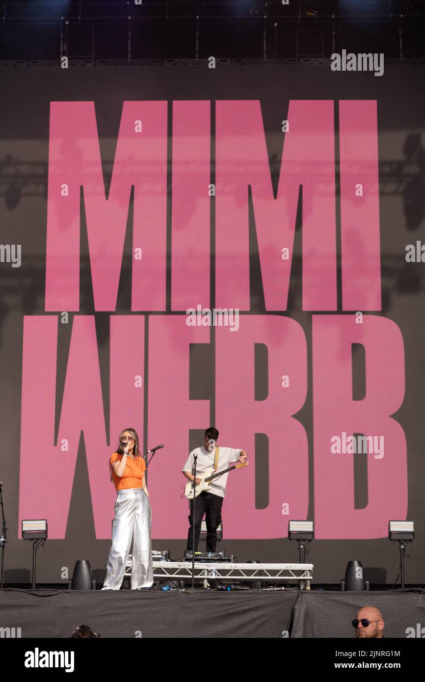 Newquay, Cornwall, Regno Unito. 13th agosto, 2022. Mimi Webb si esibisce sul palco principale al Boardmasters Festival 2022. Credito: Sam Hardwick/Alamy. Foto Stock