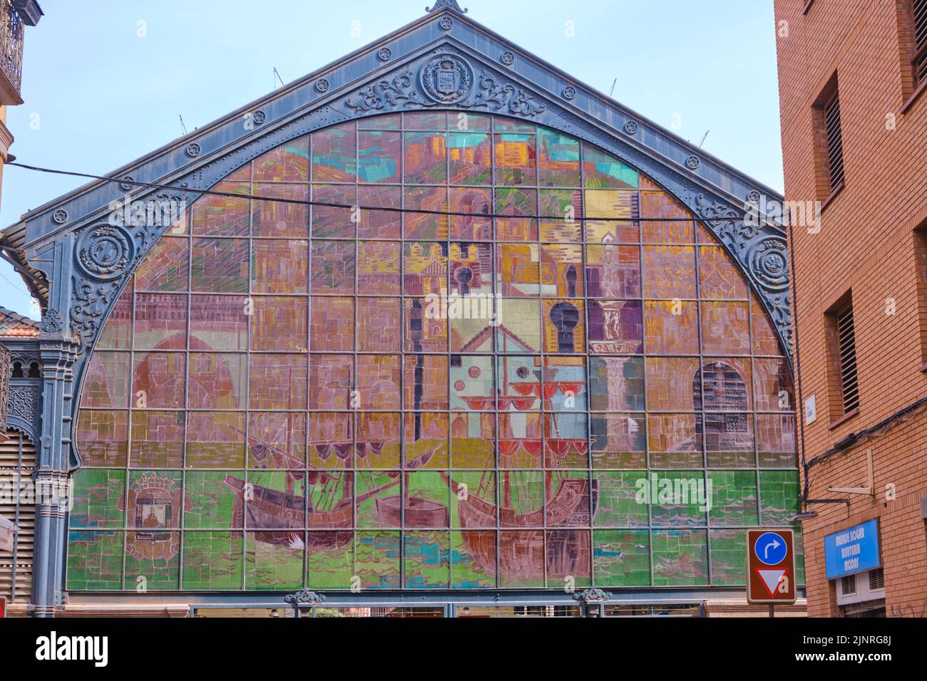 MALAGA, SPAGNA - 19 maggio 2022: Mercado Central de Atarazanas nel centro storico di Malaga visto da via Atarazanas Foto Stock