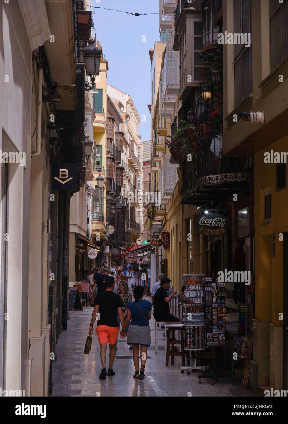 MALAGA, SPAGNA - 19 maggio 2022: Turisti che camminano per le strade del centro della città Foto Stock