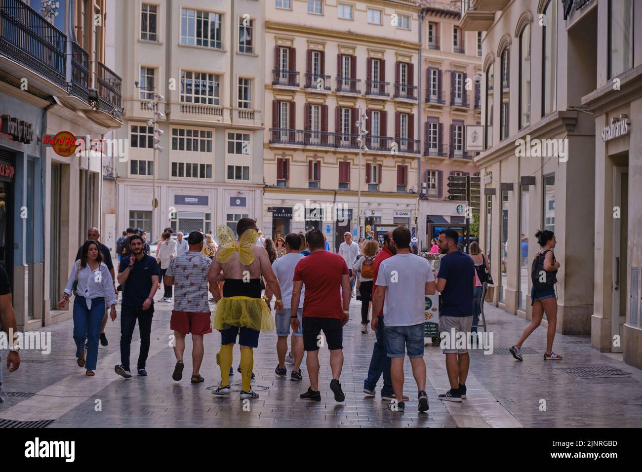 MALAGA, SPAGNA - 19 maggio 2022: Turisti che camminano per le strade del centro della città Foto Stock