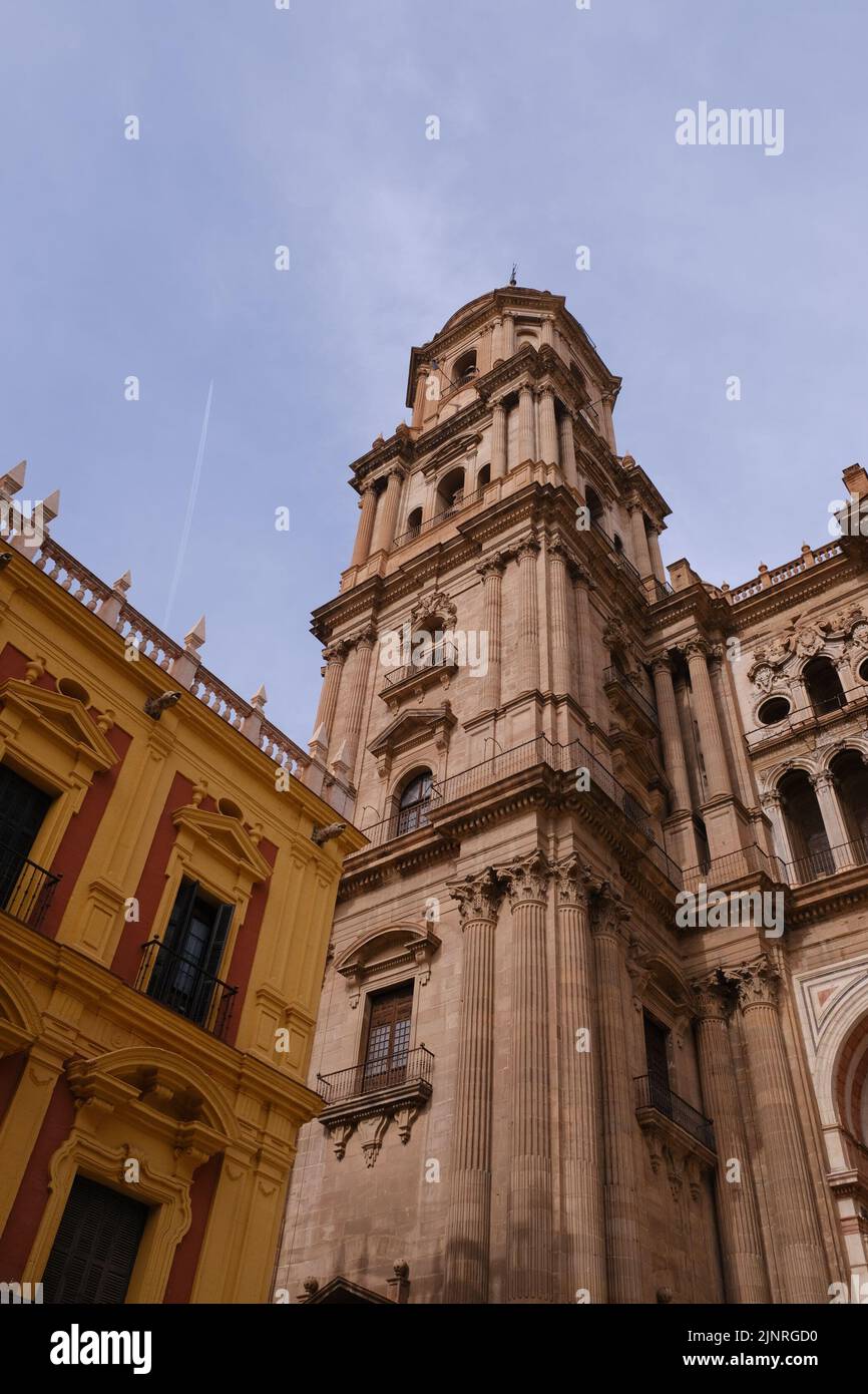Frammento simmetrico di architettura della Torre del Duomo. La Cattedrale di Malaga è un punto di riferimento nazionale. Centro storico di Malaga, Andalusia, sud S Foto Stock