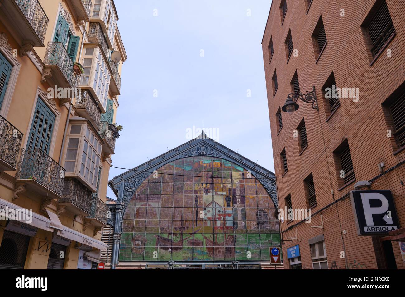 MALAGA, SPAGNA - 19 maggio 2022: Mercado Central de Atarazanas nel centro storico di Malaga visto da via Atarazanas Foto Stock