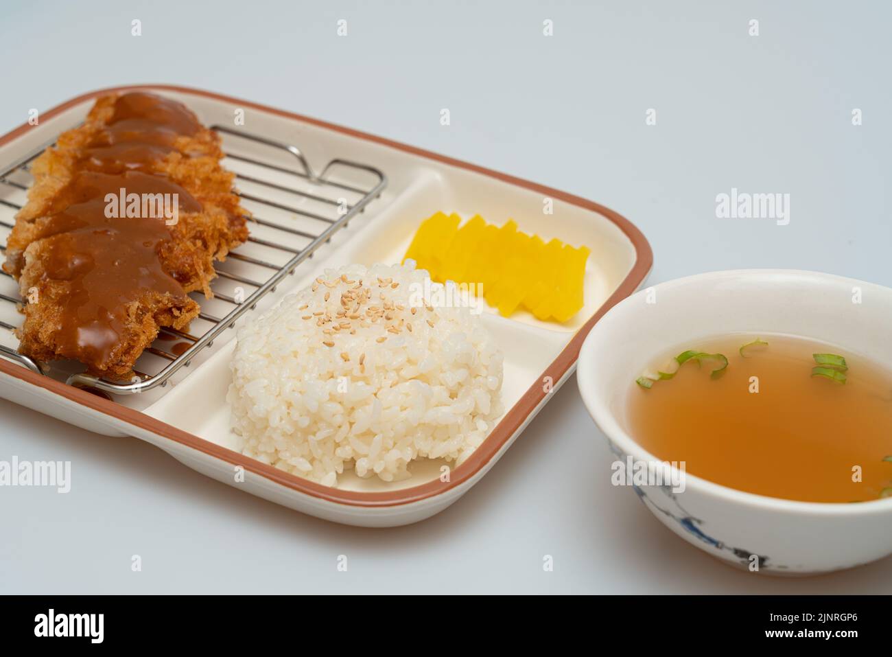 Cotoletta di maiale e minestra di miso in una ciotola Foto Stock