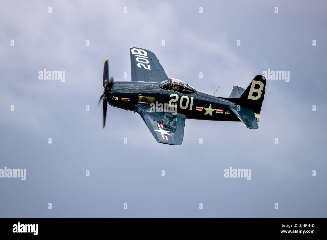 Grumman Bearcat F8F (G-RUMM) in volo alla Fly Navy tenutasi a Shuttleworth il 3rd luglio 2022 Foto Stock