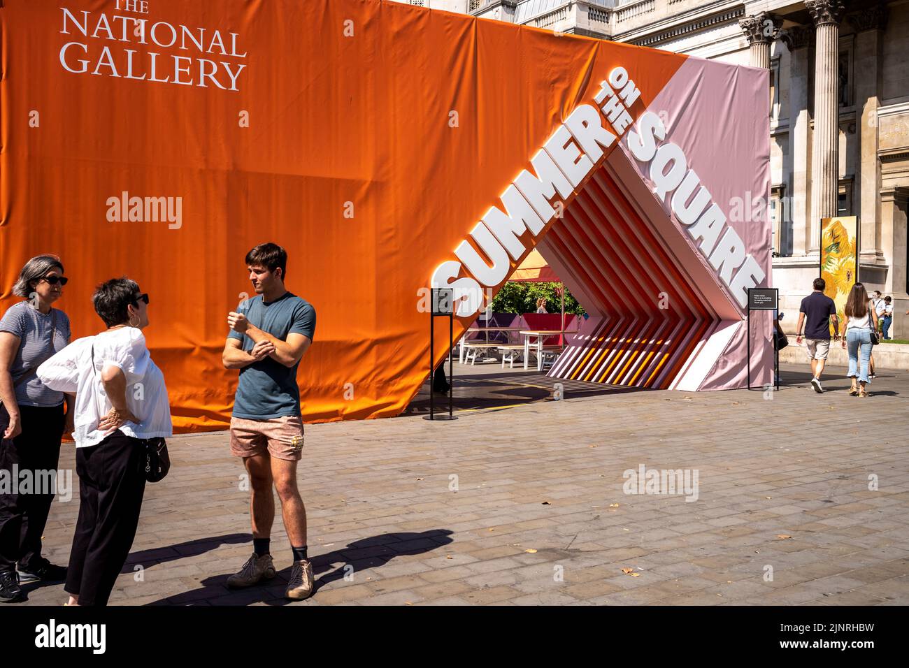 Galleria Nazionale Estate in Piazza. 13 agosto 2022, Trafalgar Square, Londra UK. La National Gallery, in collaborazione con il Westminster City Council, ospita Summer on the Square, un programma di sessioni creative e interattive gratuite per ispirare il tuo capolavoro. Sono incluse sessioni di drop in studio per persone di tutte le abilità e età. Foto Stock