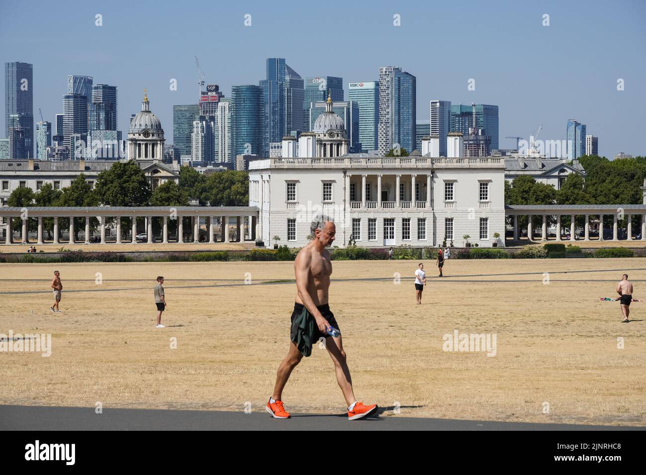Londra, Regno Unito. 13th ago, 2022. UK Weather: Un uomo cammina in un parco Greenwich secco a Londra. Credit: Marcin Rogozinski/Alamy Live News Foto Stock