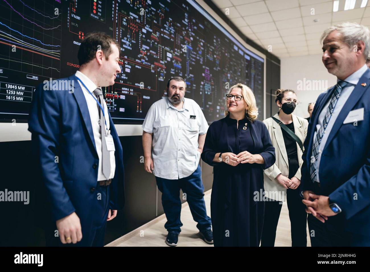 Tbilisi, Georgien. 30th giugno, 2022. Il Ministro federale dello sviluppo Svenja Schulze (SPD) nel quadro della visita all'operatore del sistema di trasmissione - JSC Georgian state Electrosystem (GSE) - e alla sala di controllo. Tbilisi, 06/29/2022. Credit: dpa/Alamy Live News Foto Stock