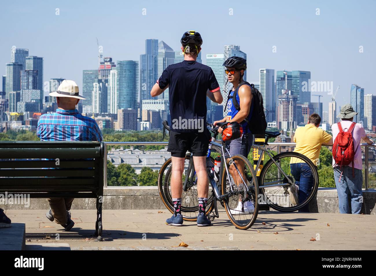 Londra, Regno Unito. 13th ago, 2022. Il tempo del Regno Unito: I visitatori del parco di Greenwich indossano cappelli durante l'onda di calore. Credit: Marcin Rogozinski/Alamy Live News Foto Stock