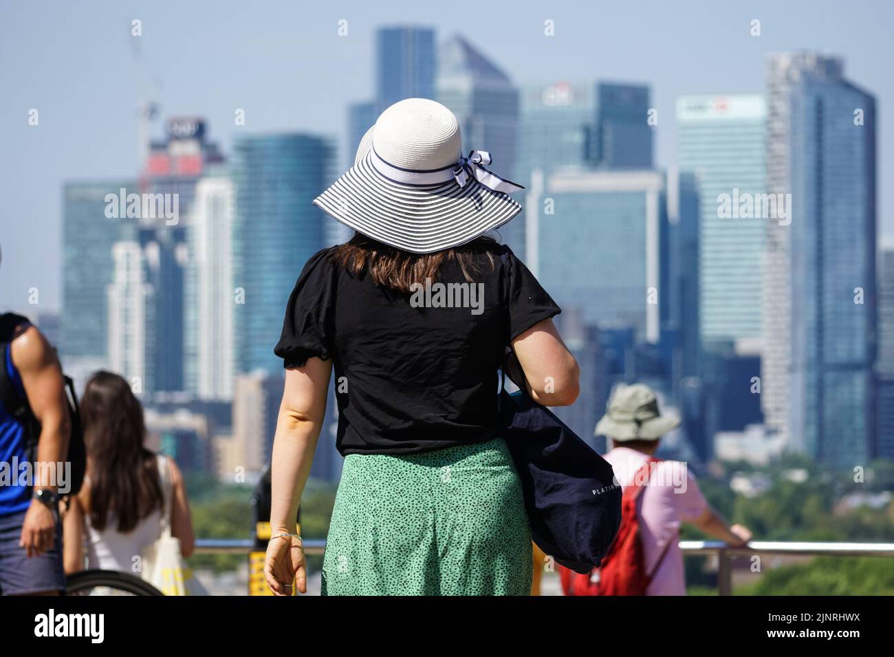 Londra, Regno Unito. 13th ago, 2022. Il tempo del Regno Unito: I visitatori del parco di Greenwich indossano cappelli durante l'onda di calore. Credit: Marcin Rogozinski/Alamy Live News Foto Stock