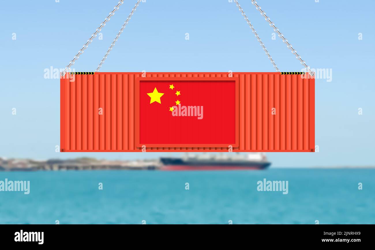 Importazione esportazione in Cina con contenitore Cargo appeso su sfondo mare sfocato. Concetto per i prodotti cinesi e le grandi imprese nel mondo. Foto Stock