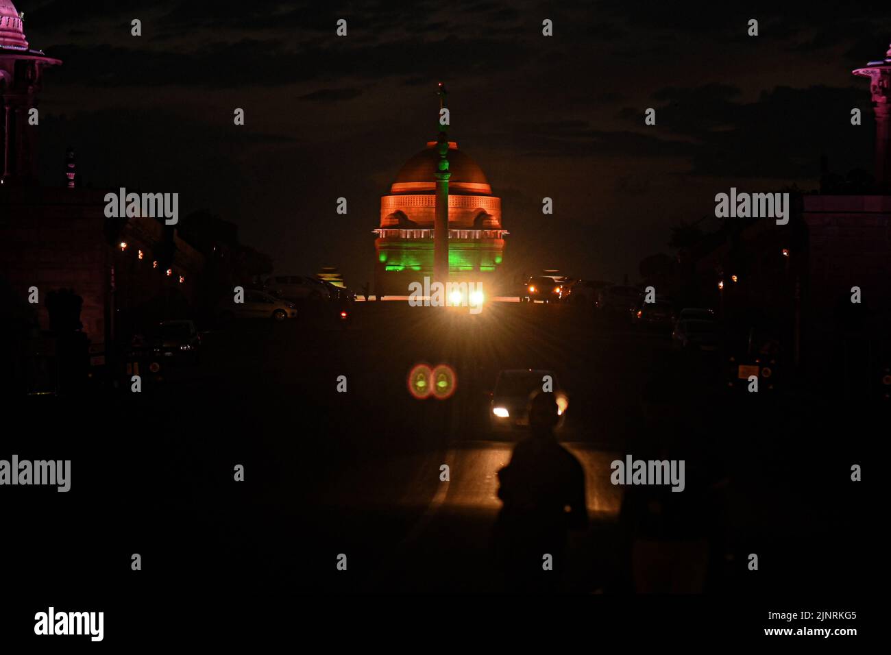 Nuova Delhi, Nuova Delhi, India. 12th ago, 2022. Una vista illuminata di Rashtrapati Bhawan, il Palazzo del Presidente in occasione dell'imminente 75th° giorno dell'Indipendenza dell'India a Nuova Delhi. (Credit Image: © Kabir Jhangiani/Pacific Press via ZUMA Press Wire) Foto Stock