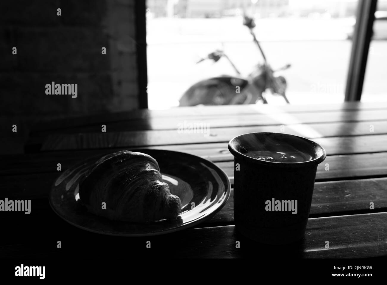 Colazione e pausa caffè con bici alla finestra Foto Stock