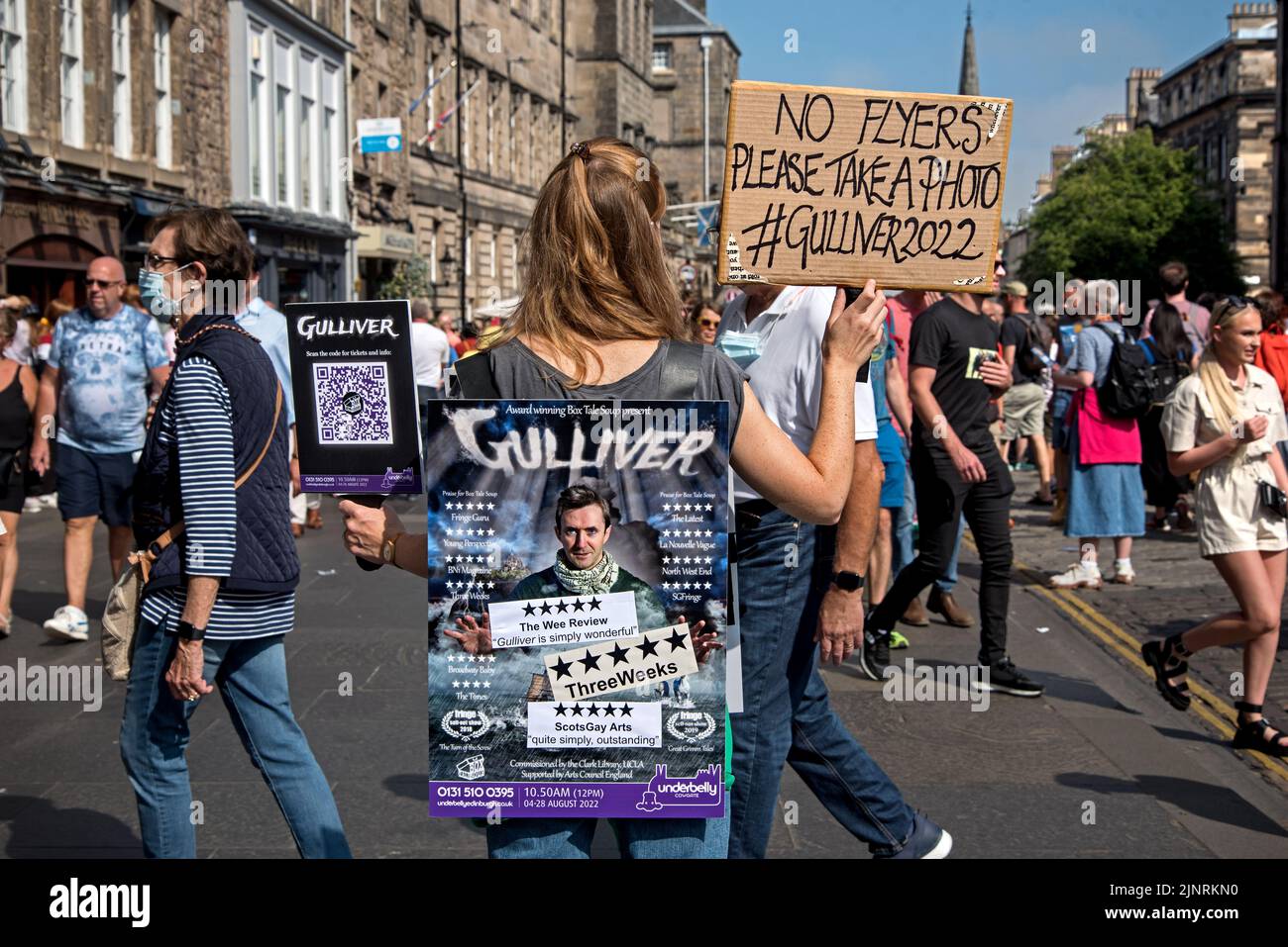 Un membro della compagnia teatrale Box tale Soup che promuove il loro spettacolo Edinburgh Fringe 'Gulliver' on the Royal Mile, Edinburgh, Scotland, UK nel 2022. Foto Stock