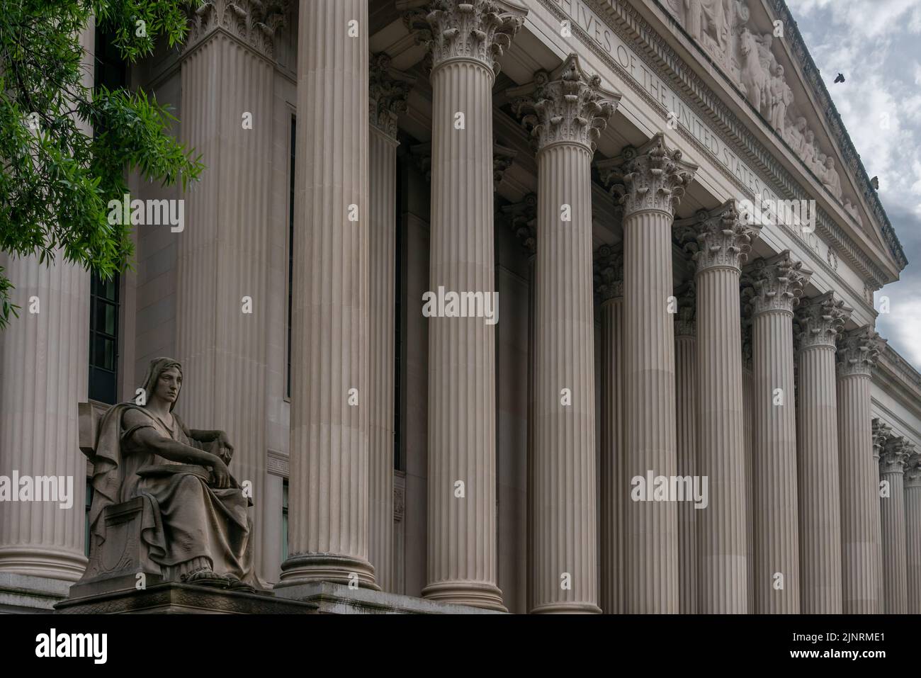 Washington DC, USA - 2 giugno 2022: Guardare fino all'edificio degli archivi degli Stati Uniti Foto Stock