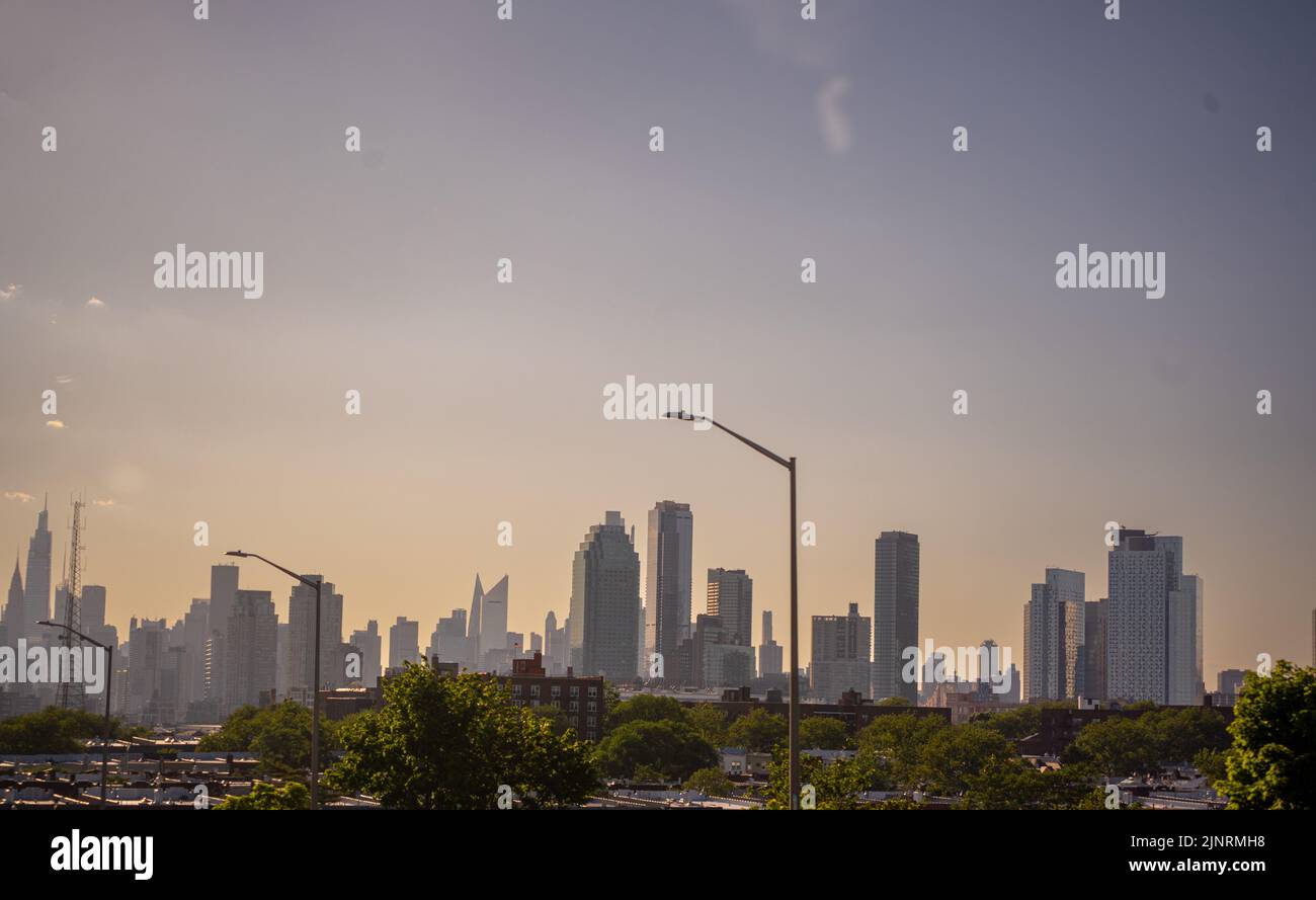 Vista grandangolare dello skyline di Manhattan dall'autostrada Foto Stock