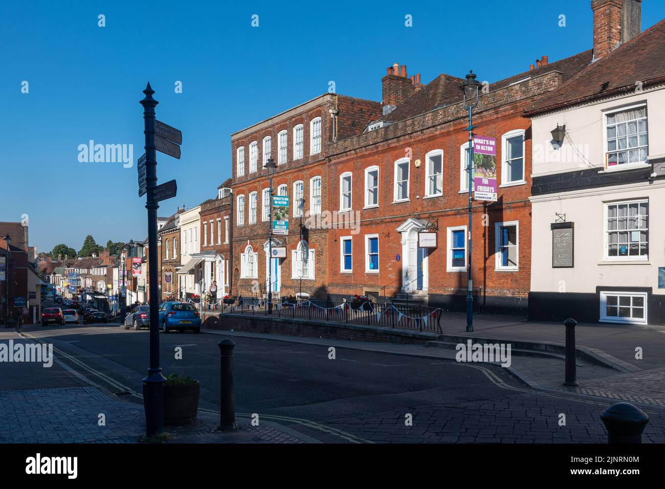 Vista di Alton High Street nel centro città, Hampshire, Inghilterra, Regno Unito Foto Stock
