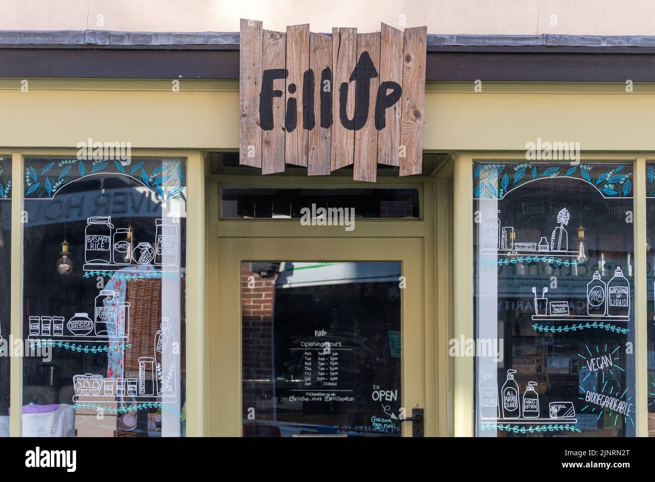 Fillup shop, un negozio che vende ricariche di prodotti alimentari e per la pulizia ad Alton, Hampshire, Inghilterra, Regno Unito. Sostenibilità, riducendo la plastica monouso Foto Stock