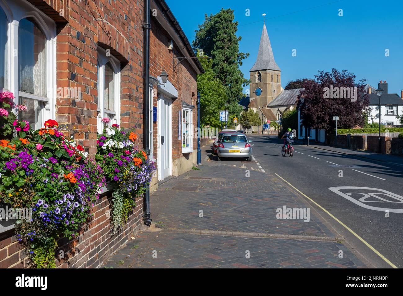 Church Street ad Alton, Hampshire, Inghilterra, Regno Unito, durante l'estate con vista sulla chiesa di San Lorenzo Foto Stock