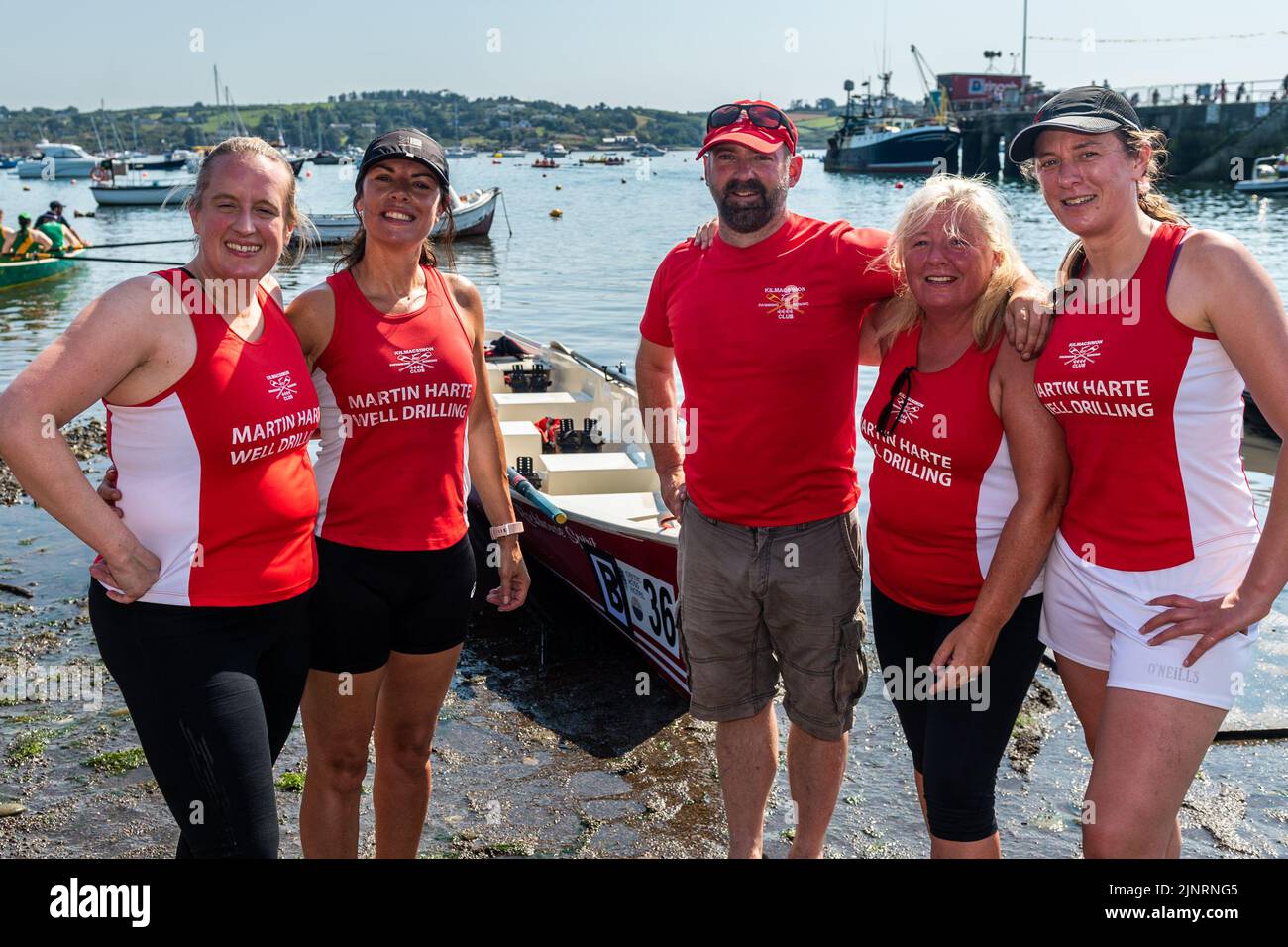Schull, West Cork, Irlanda. 13th ago, 2022. Il 2022° Campionato irlandese di Rowing Coastal si svolgerà questo fine settimana a Schull, West Cork. All'evento che termina la domenica sera, partecipano in totale 290 equipaggi provenienti da diversi club. I membri del Kilmacsimon Rowing Club Geraldine McCarthy; Jean Humphries; cox Eoin o'Neill; Catherine Curtin e Laura o'Neill hanno partecipato alle corse Credit: AG News/Alamy Live News Foto Stock