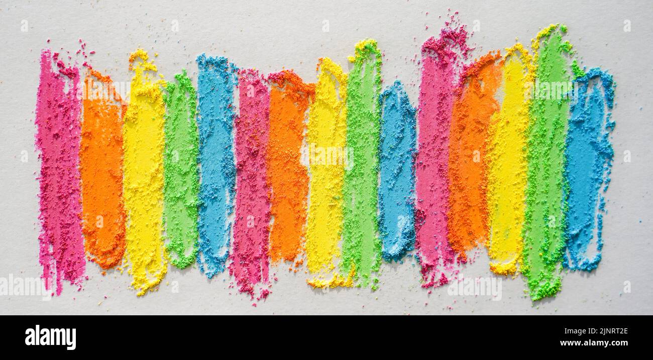 Arcobaleno sfondo creativo di linee disegnate con pastelli multicolore. Superficie lucida testurizzata Foto Stock