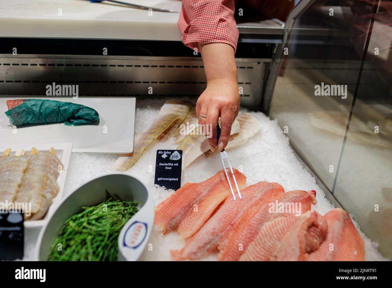 Radevormwald, Germania. 08th giugno, 2022. Il Salicorn Alge e Claresse, il pesce gatto ibrido di un allevamento ittico e il filetto di zander sono disponibili nel supermercato. || versione del modello disponibile Credit: dpa/Alamy Live News Foto Stock